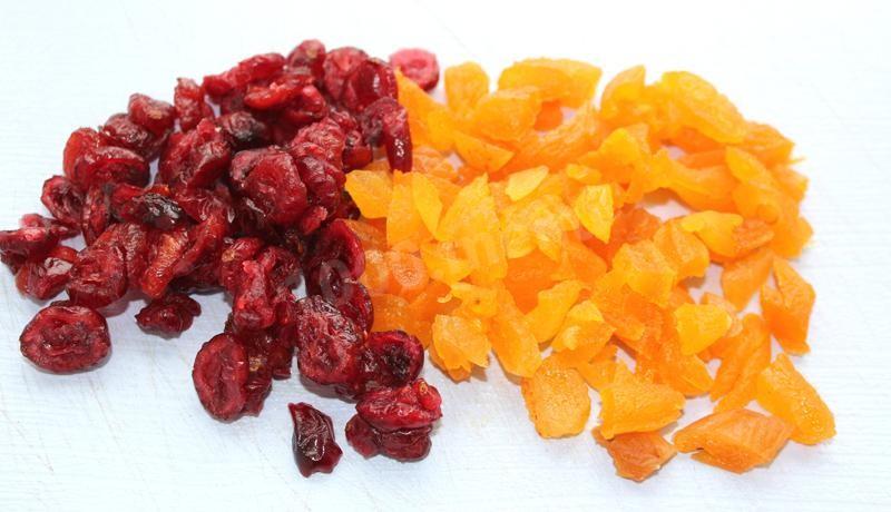 Шаг 5 приготовления Пирог с клюквой, орехами и курагой