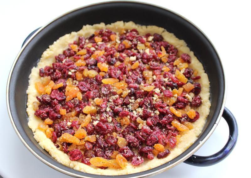 Шаг 7 приготовления Пирог с клюквой, орехами и курагой