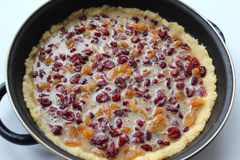Шаг 8 приготовления Пирог с клюквой, орехами и курагой