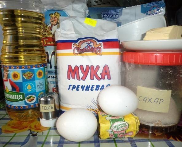 Шаг 1 приготовления Блины из гречневой муки на молоке и дрожжах