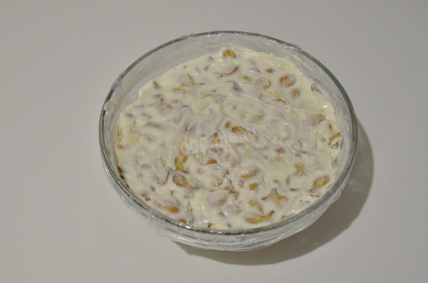 Шаг 7 приготовления Торт из рыбок со сметаной и бананом