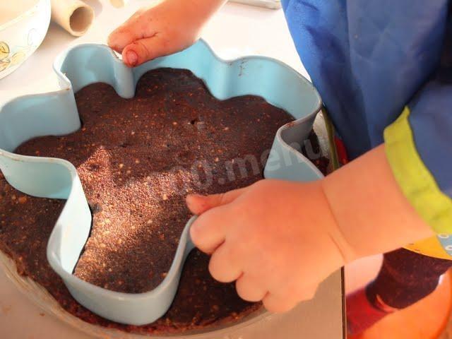 Шаг 3 приготовления Шоколадный торт с какао, орехами и мюслями без выпечки