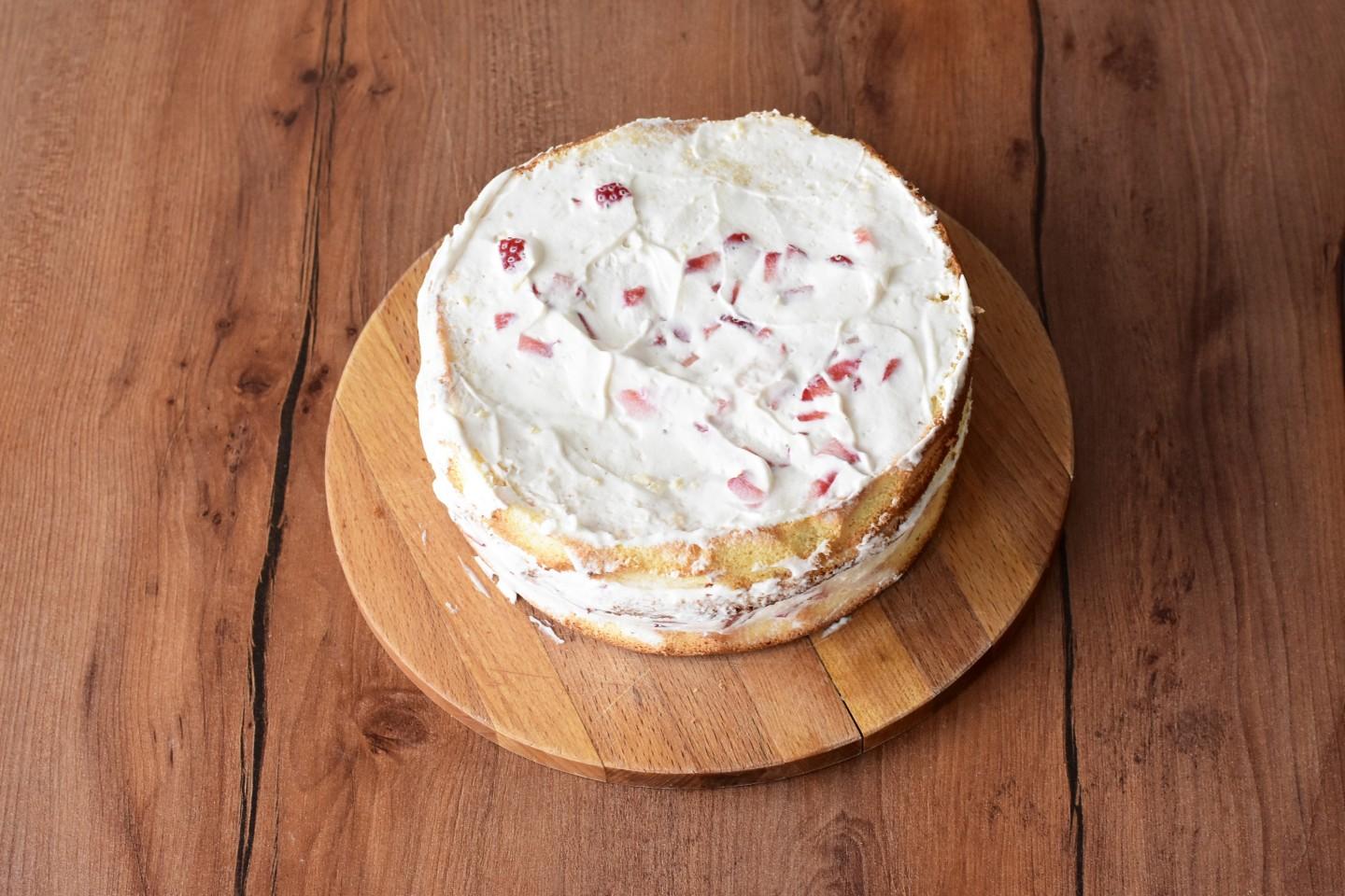 Шаг 14 приготовления Бисквитный торт с клубникой
