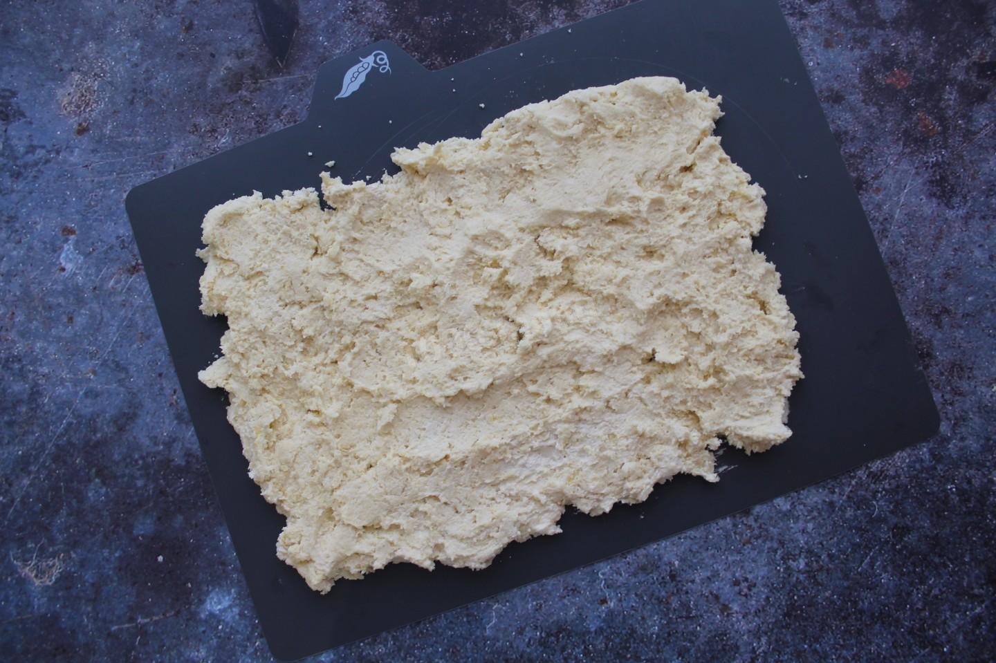 Шаг 1 приготовления Песочный пирог с пьяными бананами и шоколадным муссом
