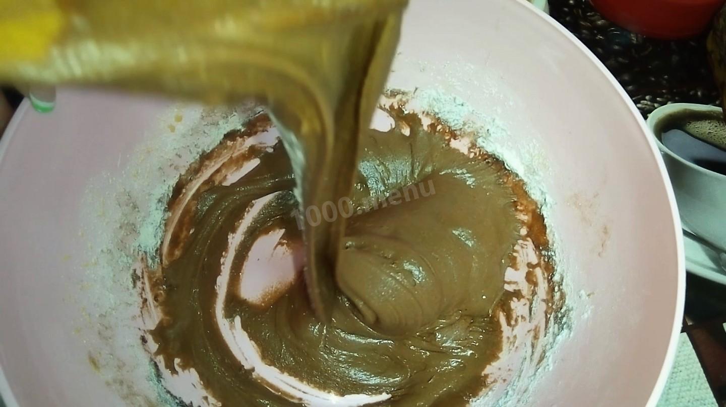 Шаг 1 приготовления Шоколадный пирог с вишней и абрикосами и ягодным кремом