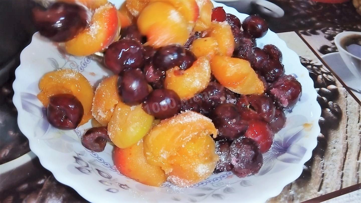 Шаг 2 приготовления Шоколадный пирог с вишней и абрикосами и ягодным кремом