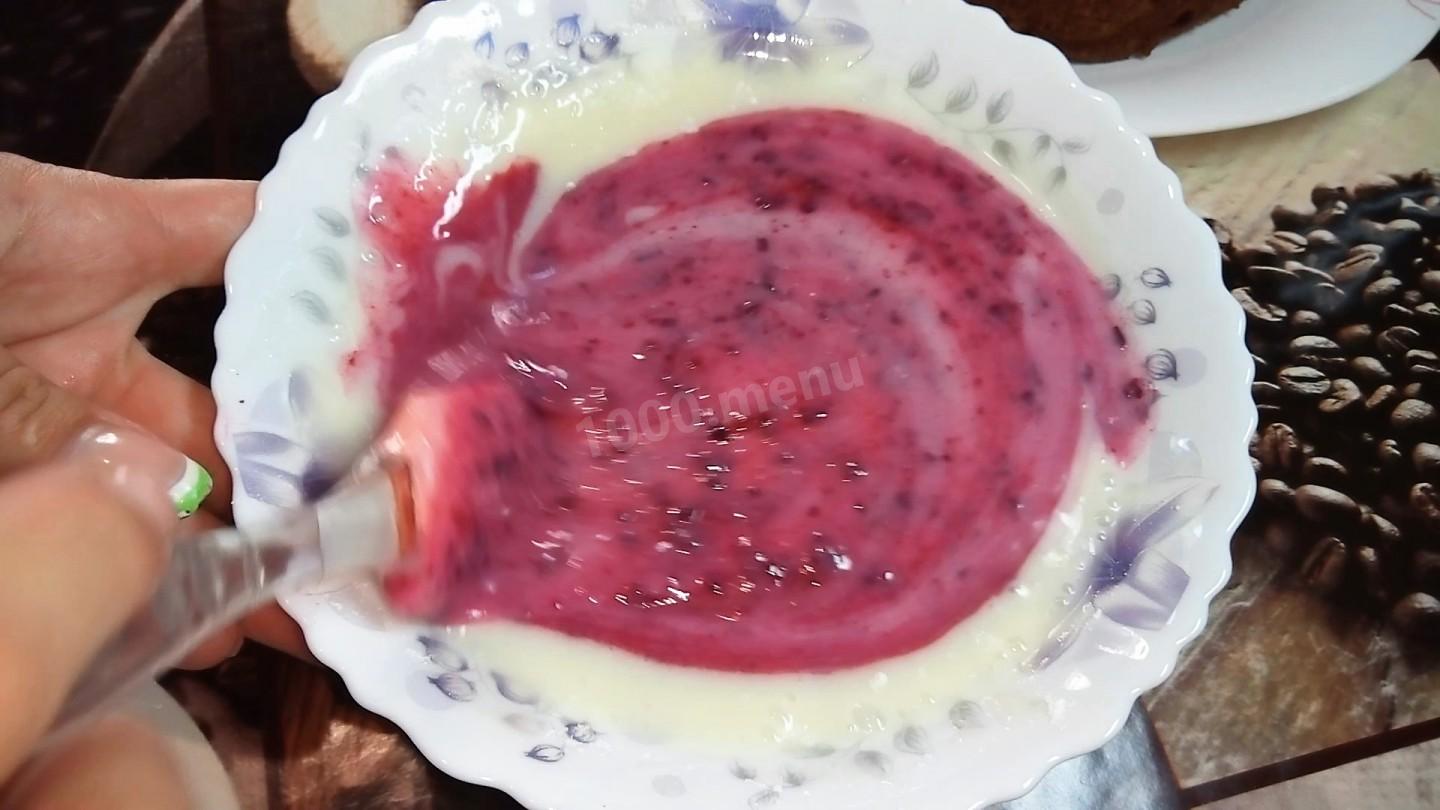 Шаг 4 приготовления Шоколадный пирог с вишней и абрикосами и ягодным кремом