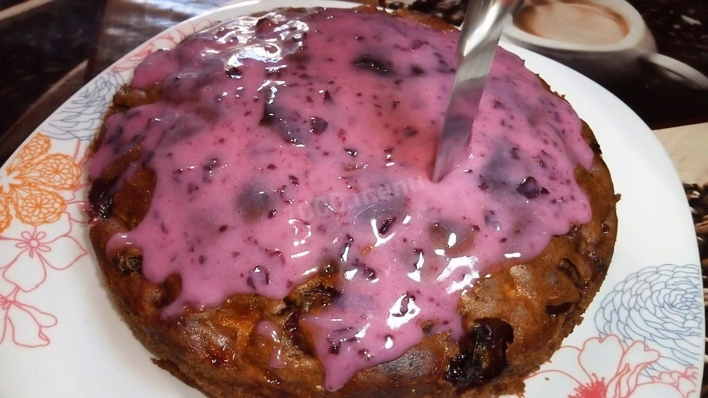 Шаг 5 приготовления Шоколадный пирог с вишней и абрикосами и ягодным кремом