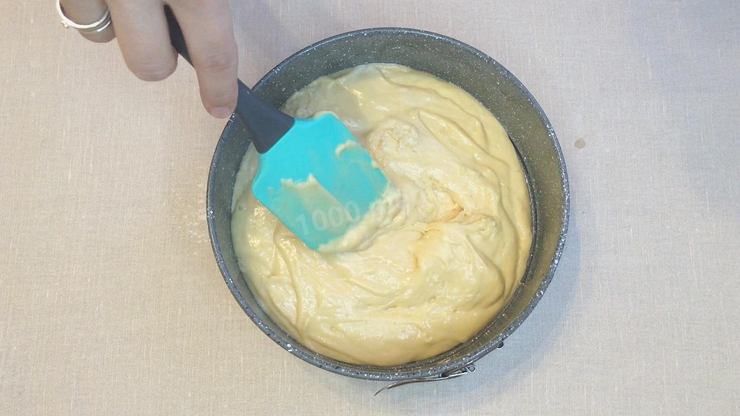 Шаг 10 приготовления Медовый бисквитный торт с грецкими орехами