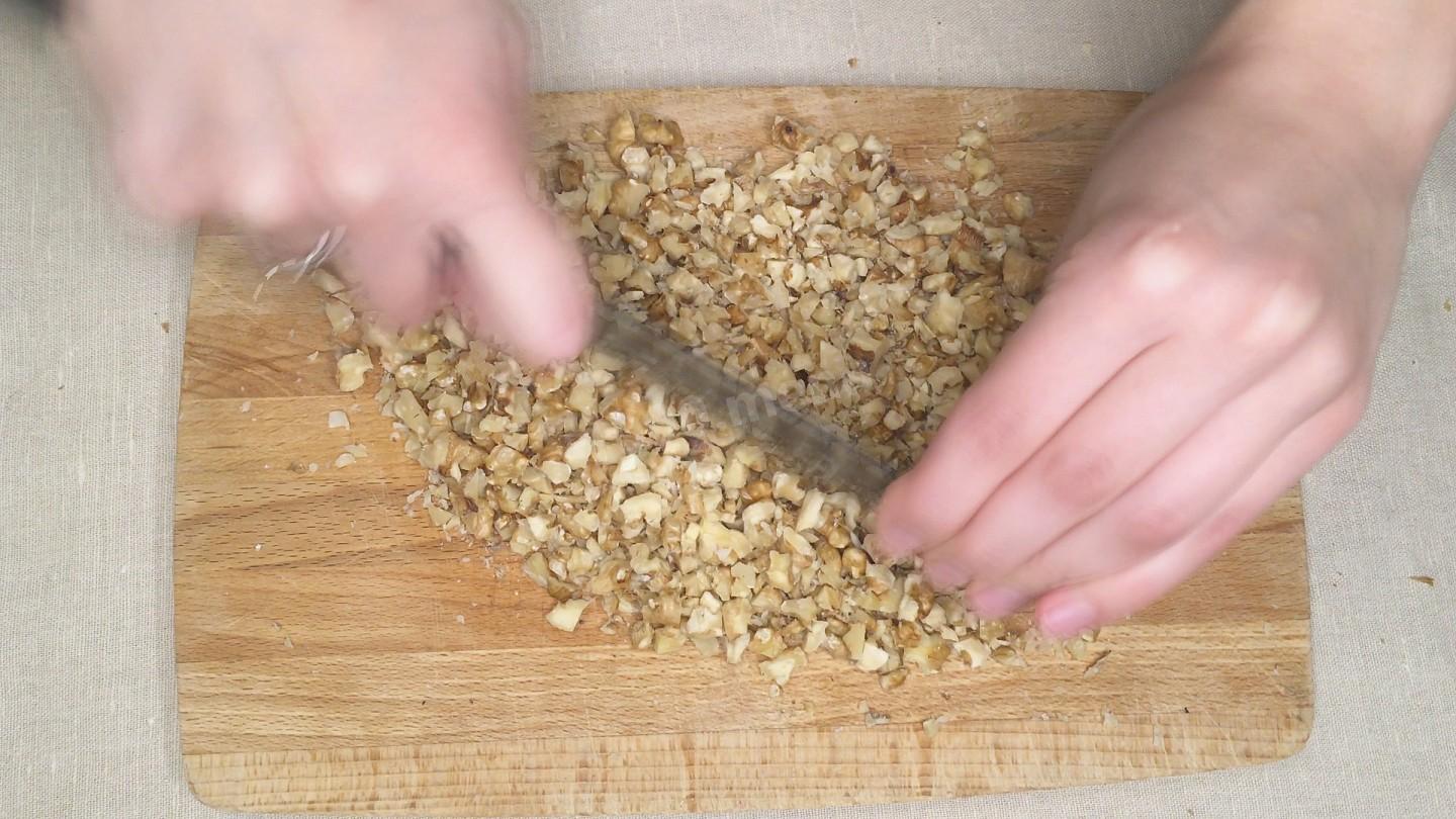 Шаг 16 приготовления Медовый бисквитный торт с грецкими орехами