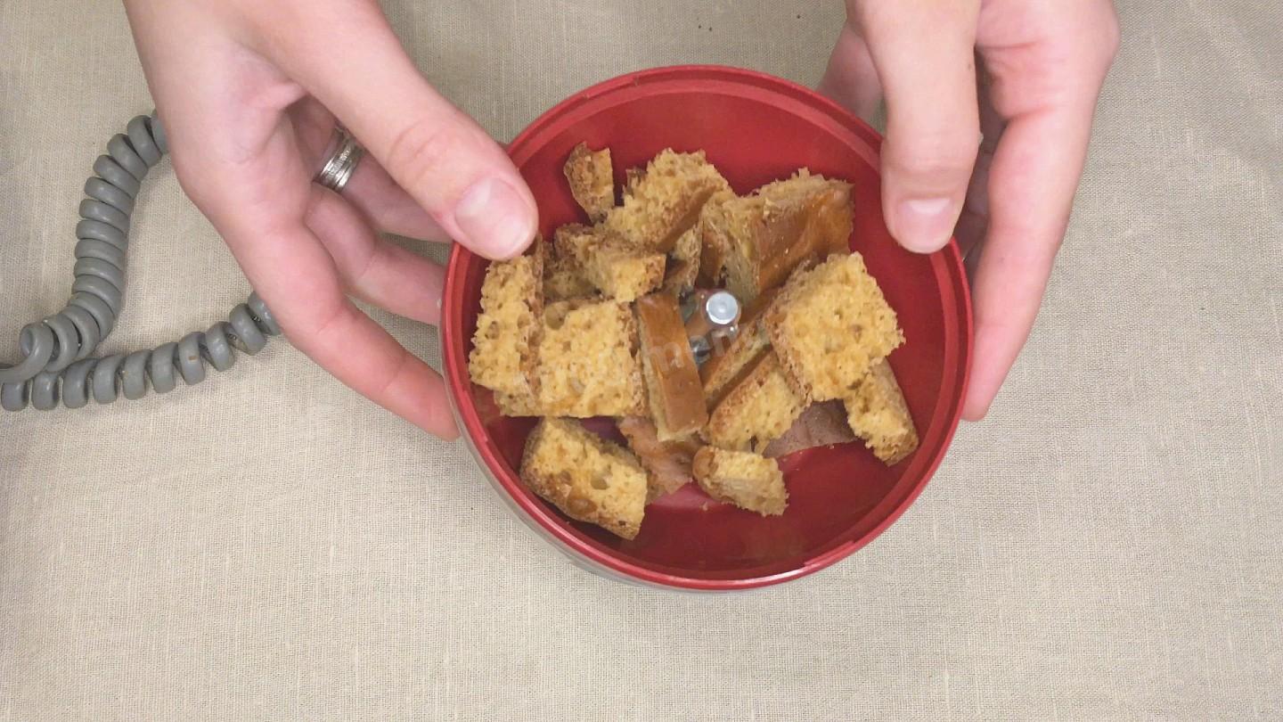 Шаг 17 приготовления Медовый бисквитный торт с грецкими орехами