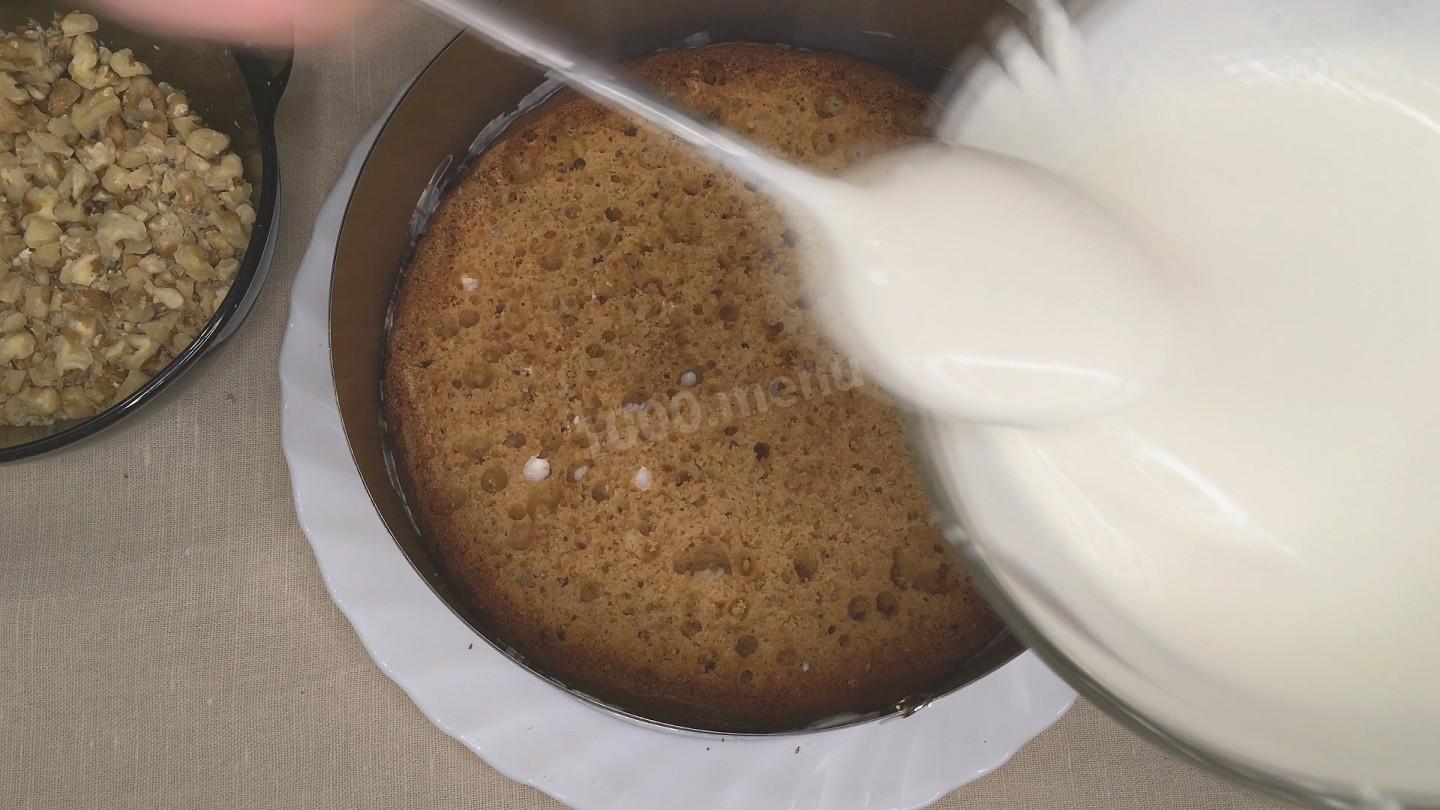 Шаг 23 приготовления Медовый бисквитный торт с грецкими орехами