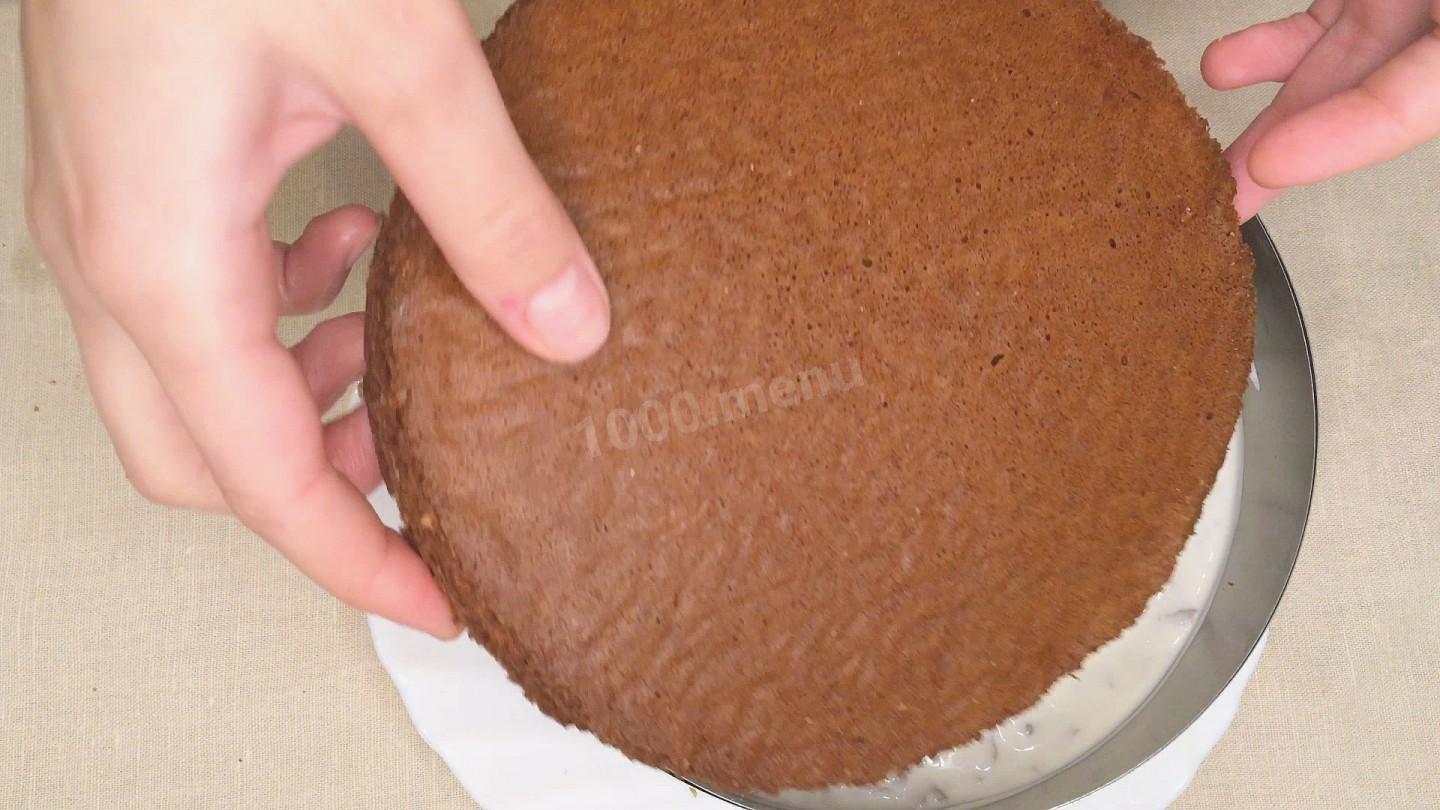 Шаг 24 приготовления Медовый бисквитный торт с грецкими орехами
