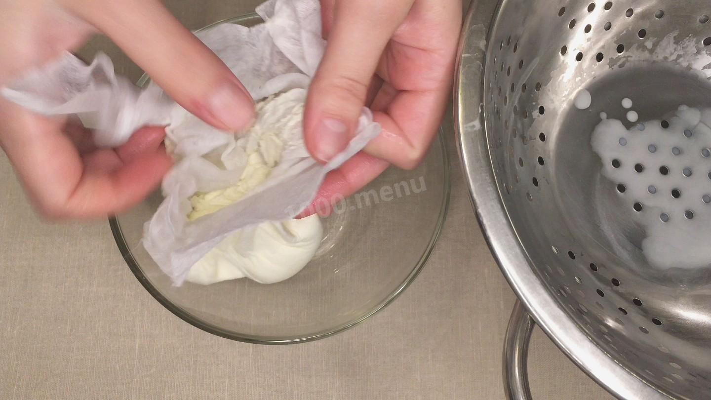 Шаг 25 приготовления Медовый бисквитный торт с грецкими орехами