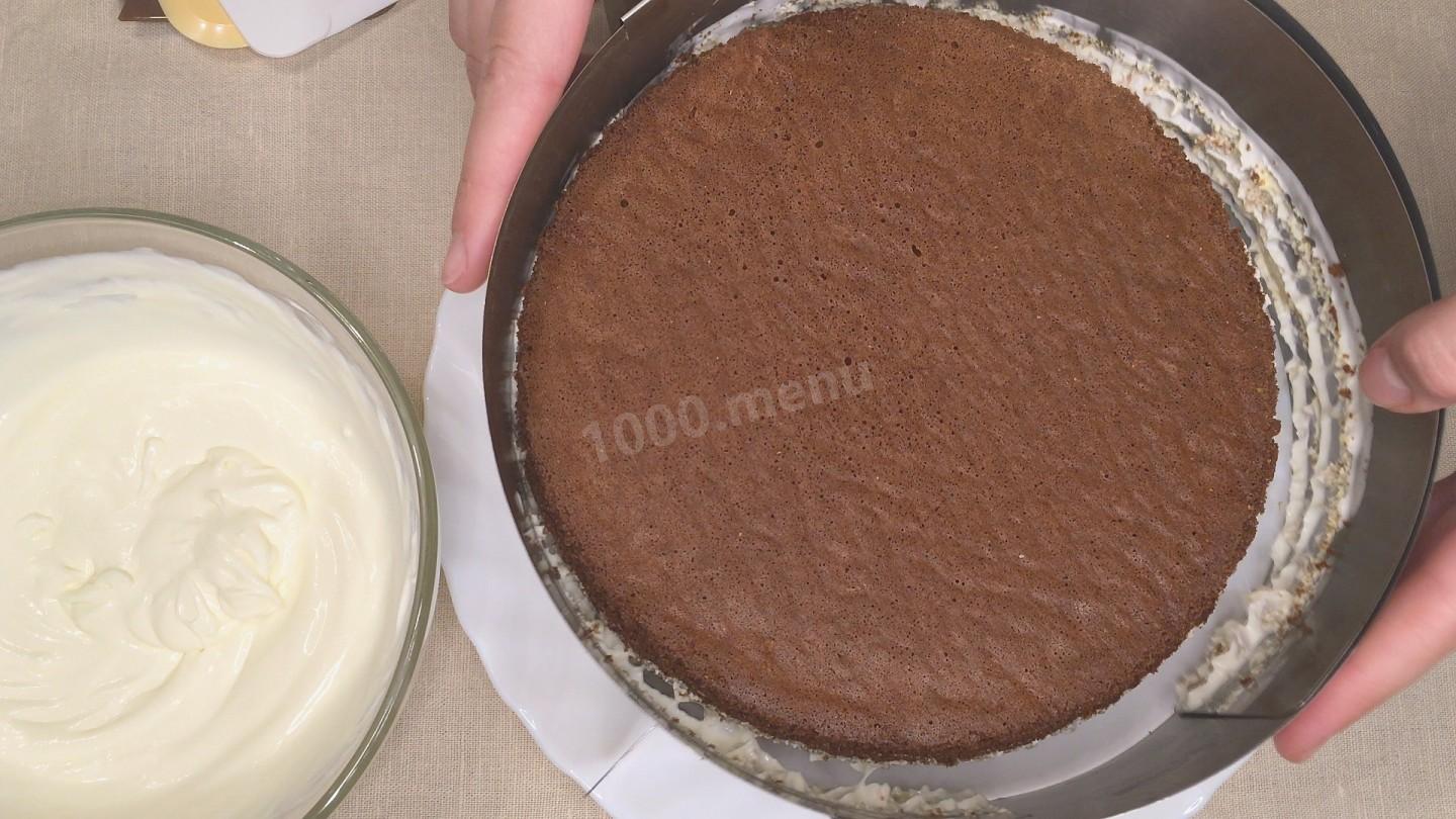 Шаг 27 приготовления Медовый бисквитный торт с грецкими орехами