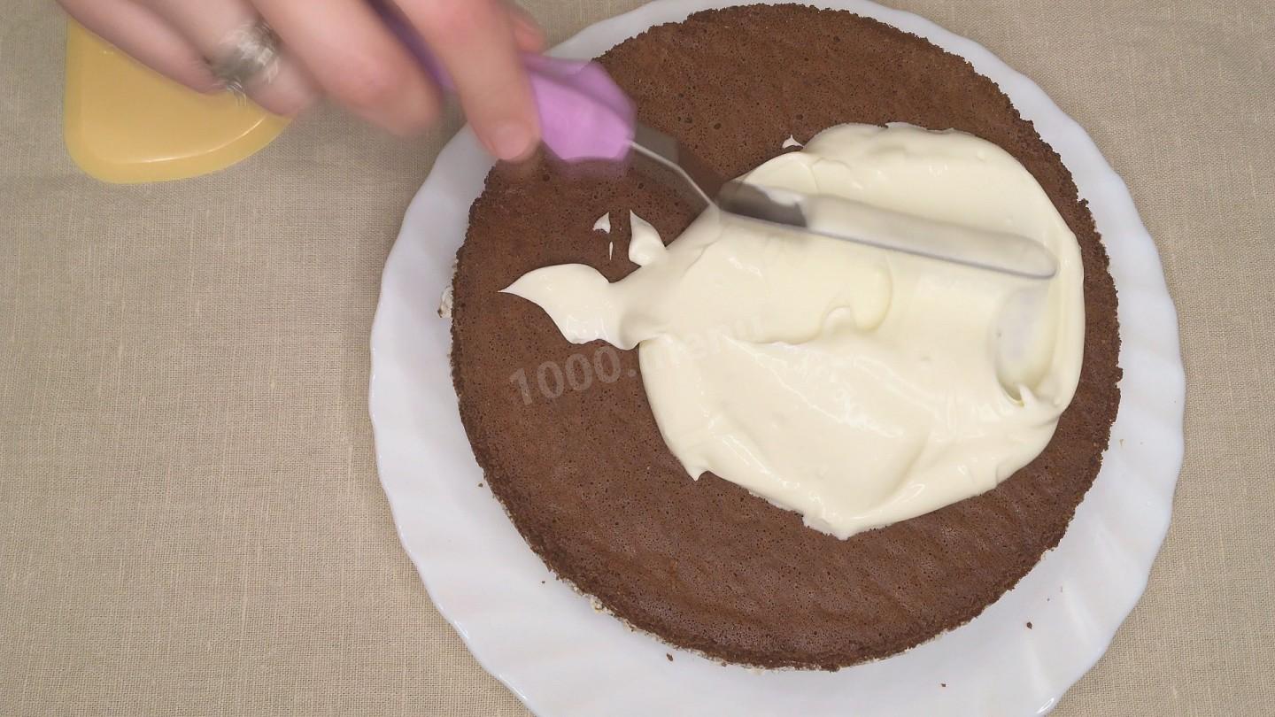Шаг 28 приготовления Медовый бисквитный торт с грецкими орехами