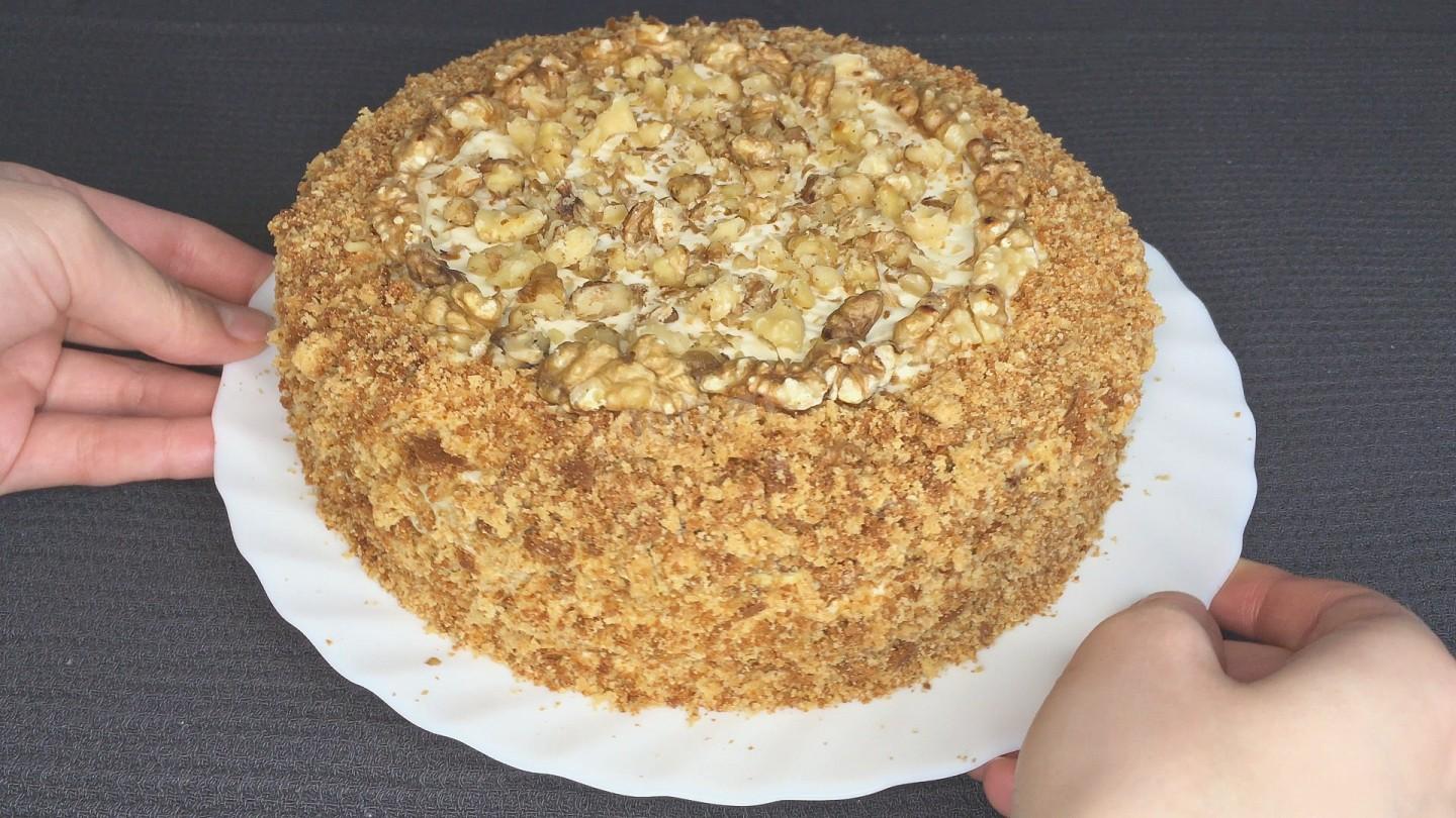 Шаг 30 приготовления Медовый бисквитный торт с грецкими орехами