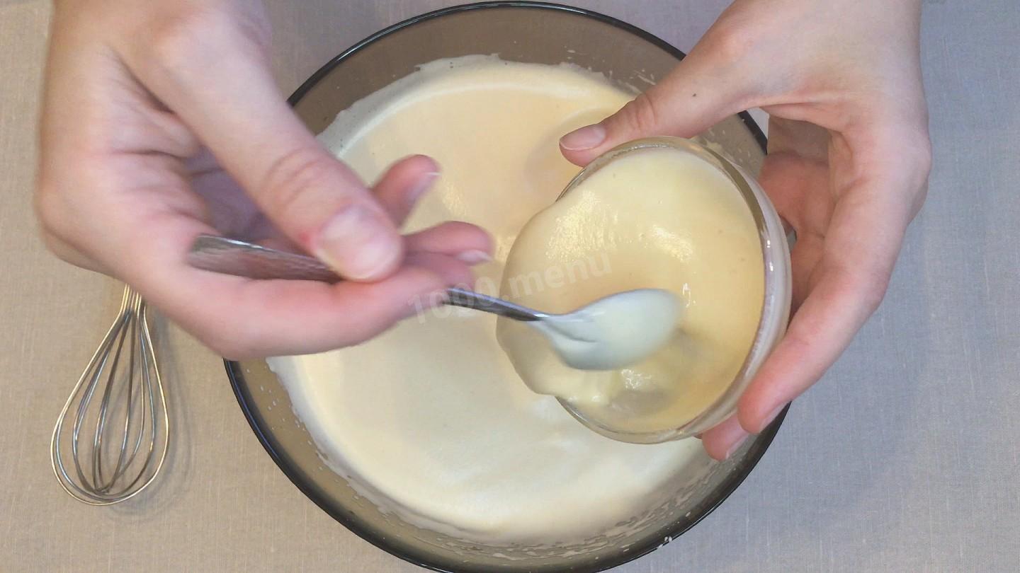 Шаг 5 приготовления Медовый бисквитный торт с грецкими орехами