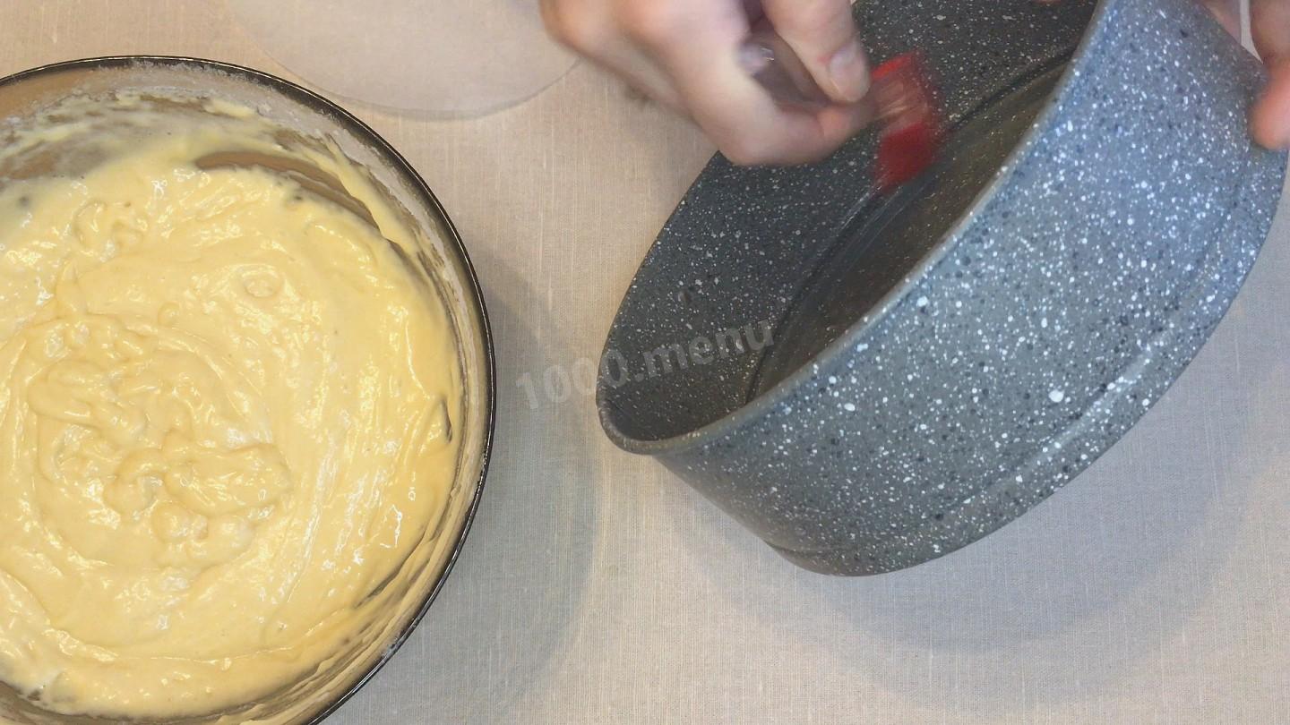 Шаг 8 приготовления Медовый бисквитный торт с грецкими орехами