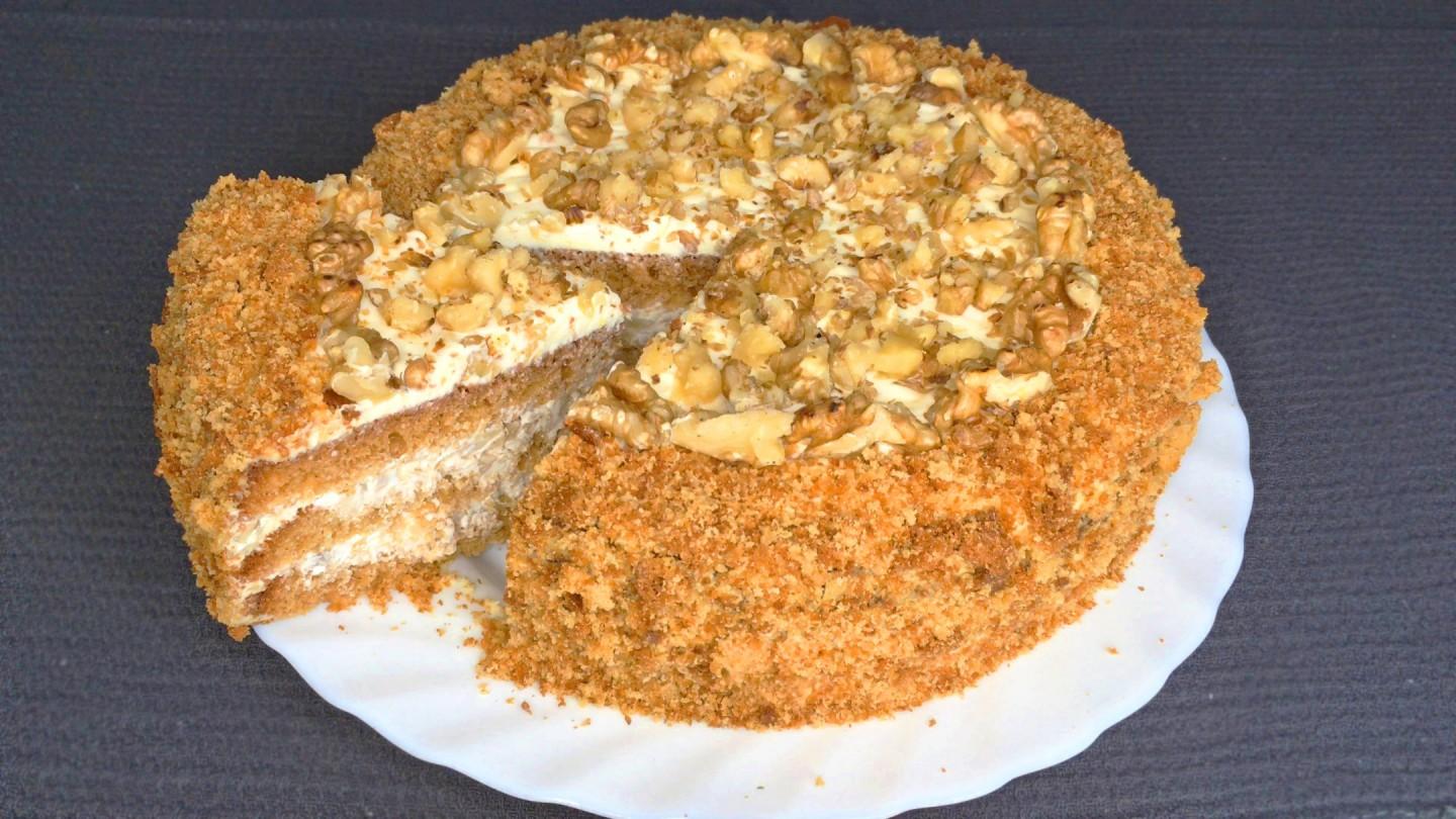 Обложка рецепта Медовый бисквитный торт с грецкими орехами