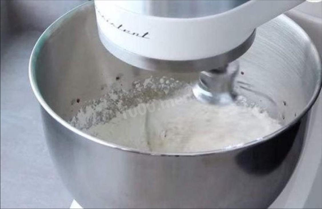 Шаг 1 приготовления Торт на дрожжах с орехами изюмом сливочным сыром
