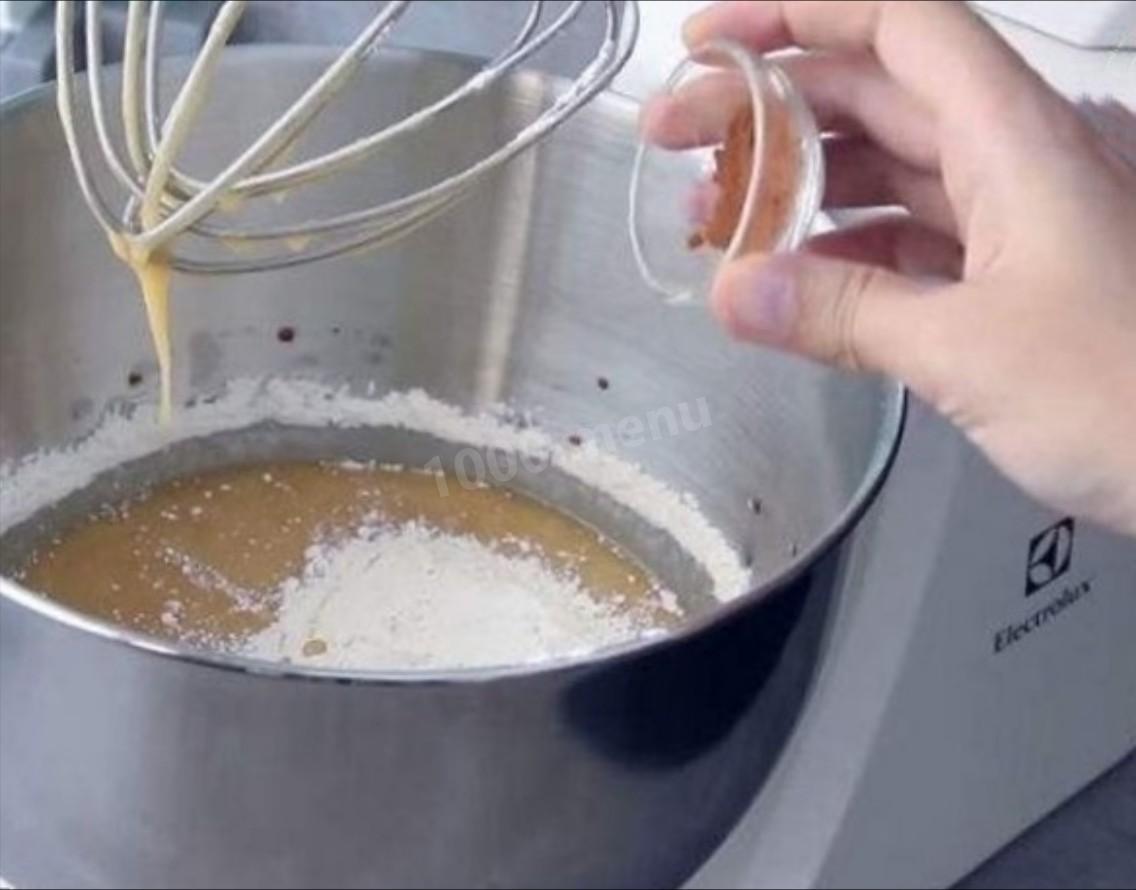 Шаг 2 приготовления Торт на дрожжах с орехами изюмом сливочным сыром