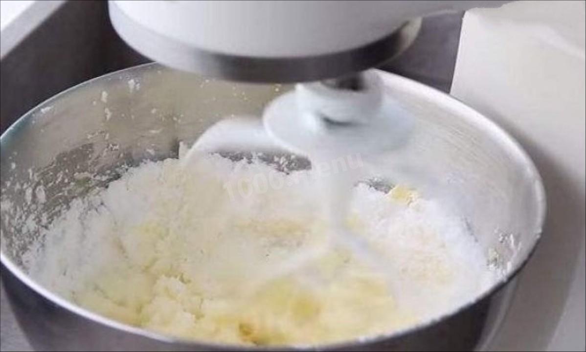Шаг 5 приготовления Торт на дрожжах с орехами изюмом сливочным сыром