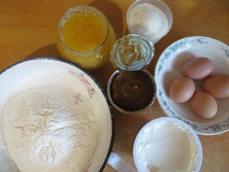 Шаг 1 приготовления Медовый торт в мультиварке с вареной сгущенкой и сметаной