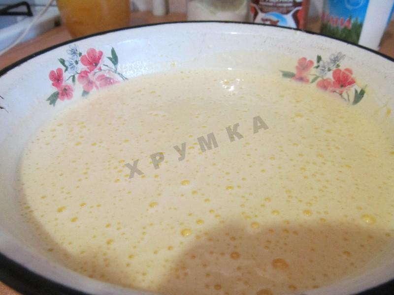 Шаг 4 приготовления Медовый торт в мультиварке с вареной сгущенкой и сметаной