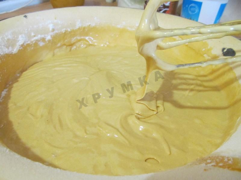 Шаг 6 приготовления Медовый торт в мультиварке с вареной сгущенкой и сметаной