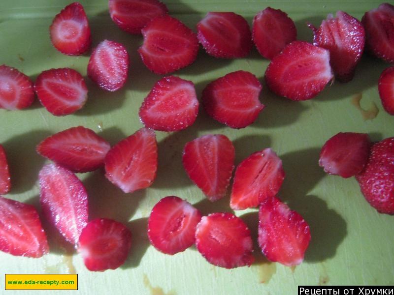 Шаг 11 приготовления Бисквитный торт с желе, клубникой и сырным кремом