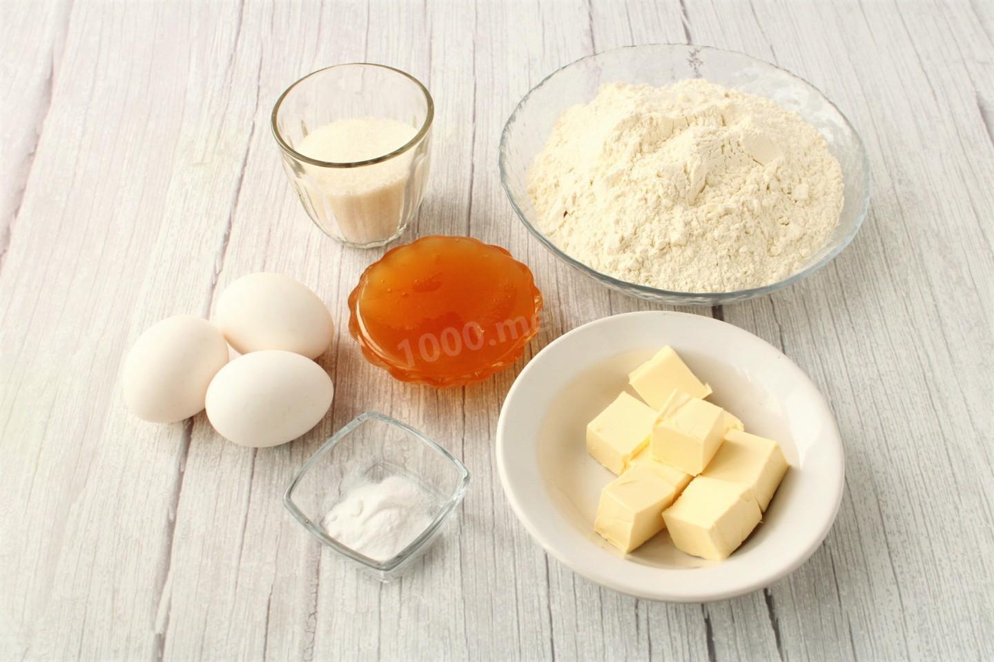 Шаг 1 приготовления Медовик с вареной сгущенкой и сметаной классический