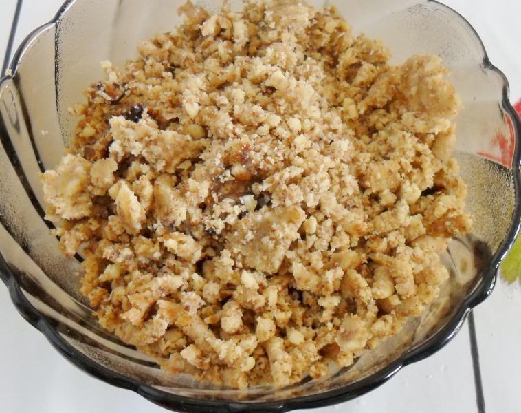 Шаг 8 приготовления Торт с черносливом со сметанным кремом и орехами