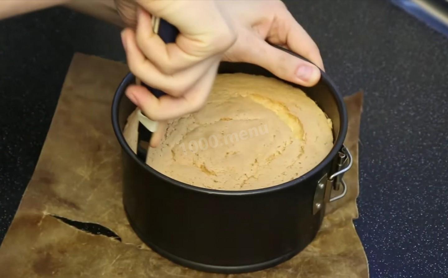 Шаг 14 приготовления Бисквит из муки, сахара, воды, ванилина, и разрыхлителя