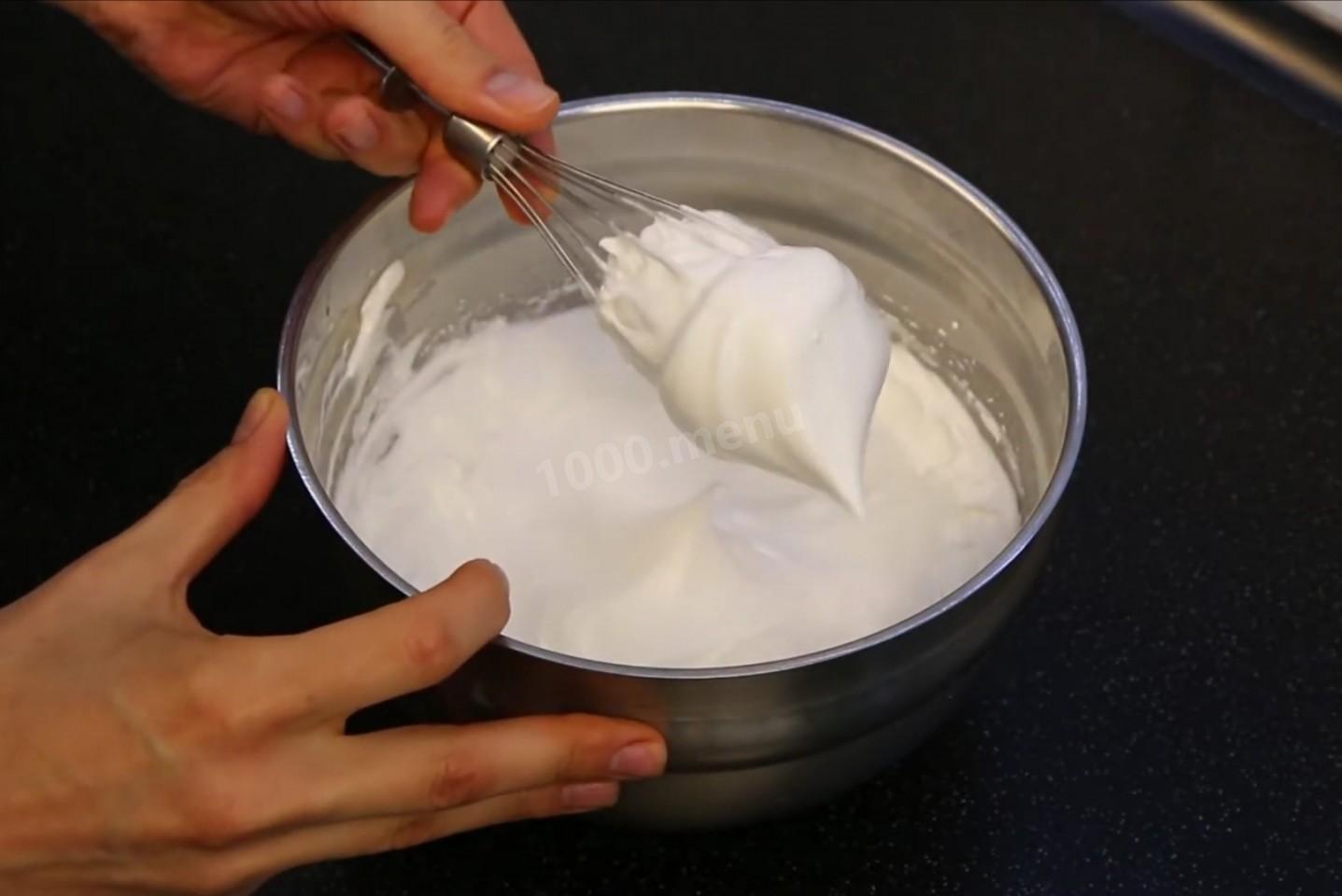 Шаг 3 приготовления Бисквит из муки, сахара, воды, ванилина, и разрыхлителя