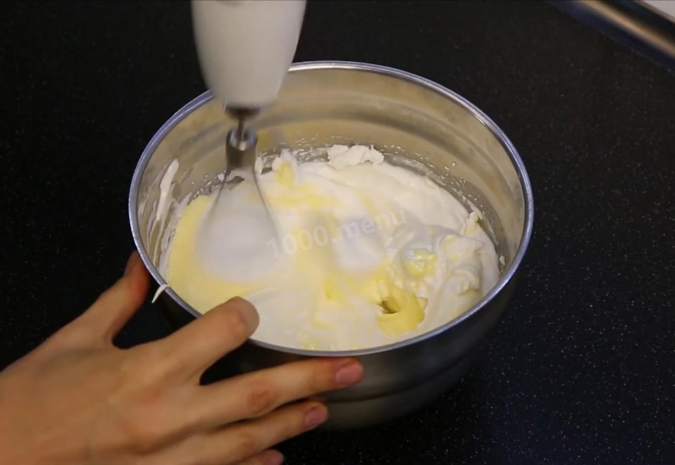 Шаг 7 приготовления Бисквит из муки, сахара, воды, ванилина, и разрыхлителя