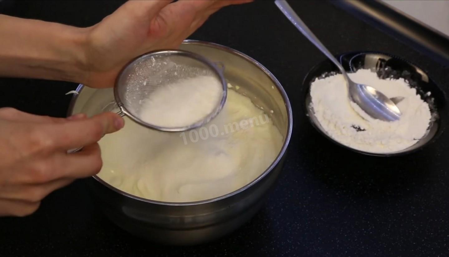 Шаг 9 приготовления Бисквит из муки, сахара, воды, ванилина, и разрыхлителя