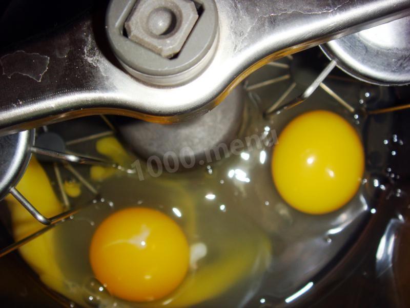 Шаг 1 приготовления Бисквит с орехами и лимоном