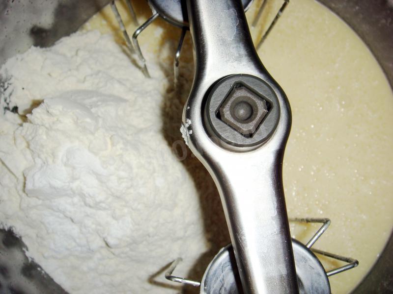 Шаг 5 приготовления Бисквит с орехами и лимоном