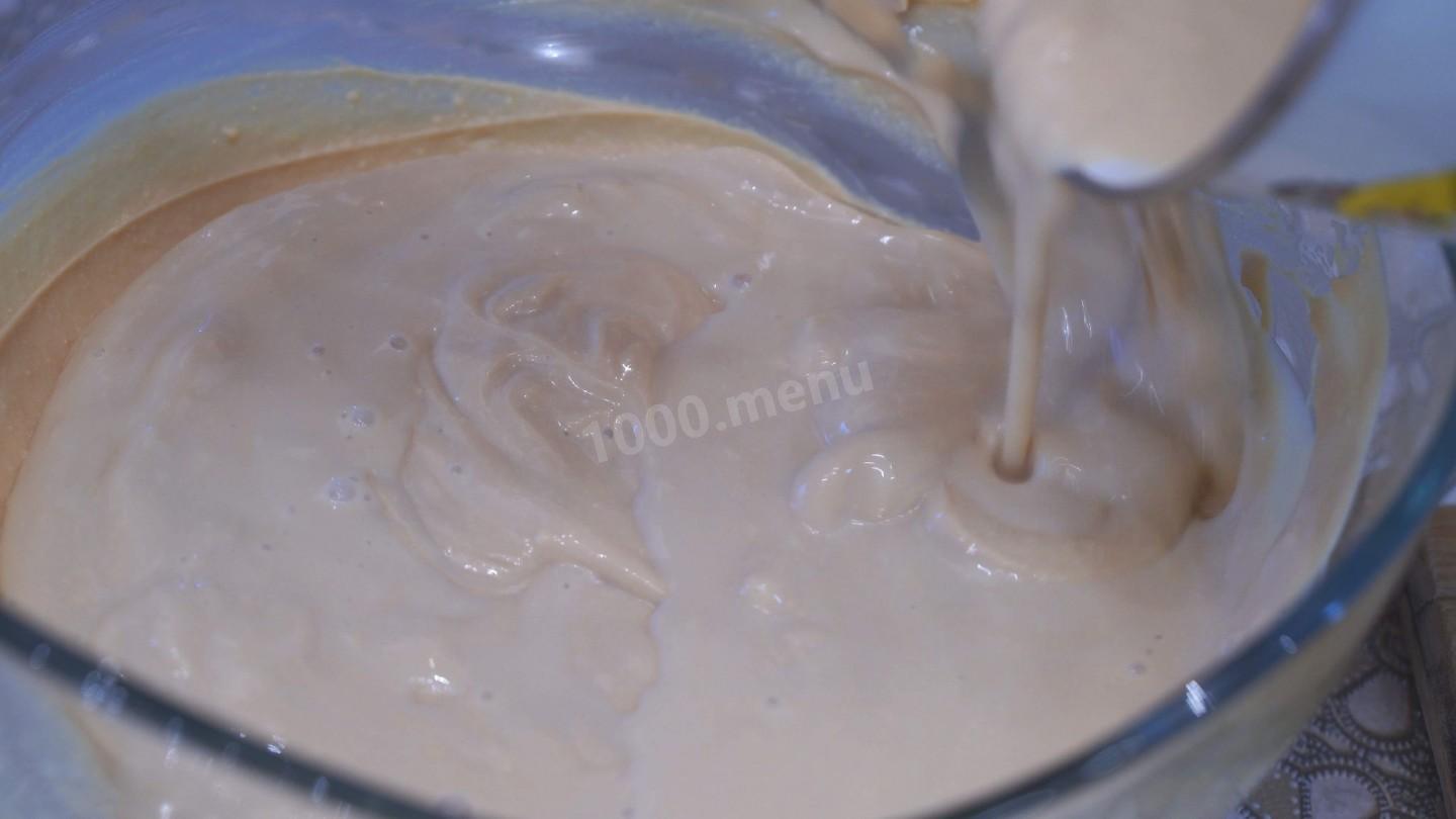 Шаг 8 приготовления Банановый торт без выпечки из печенья
