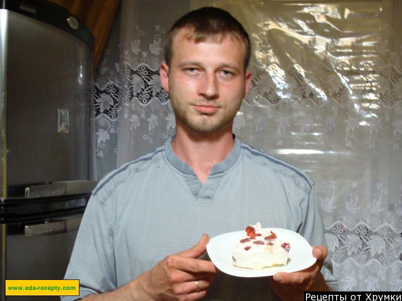 Шаг 8 приготовления Легкий клубничный бисквитный торт-мороженое