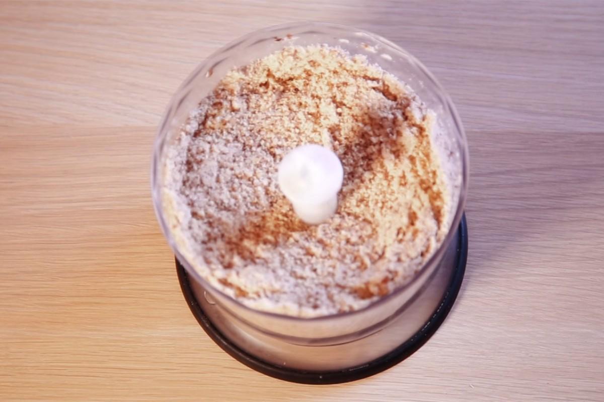 Шаг 2 приготовления Торт с финиками и черникой без муки и сахара