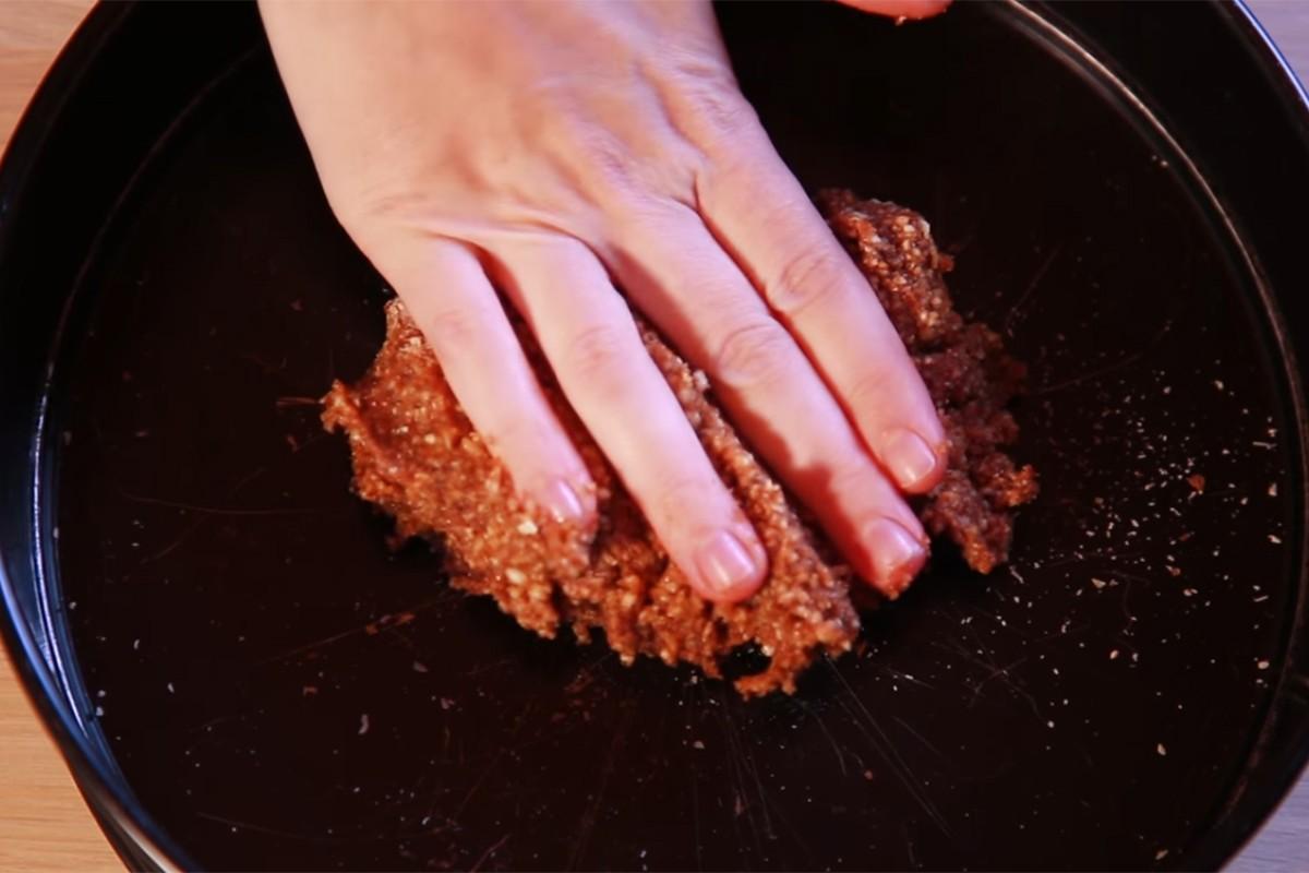 Шаг 7 приготовления Торт с финиками и черникой без муки и сахара