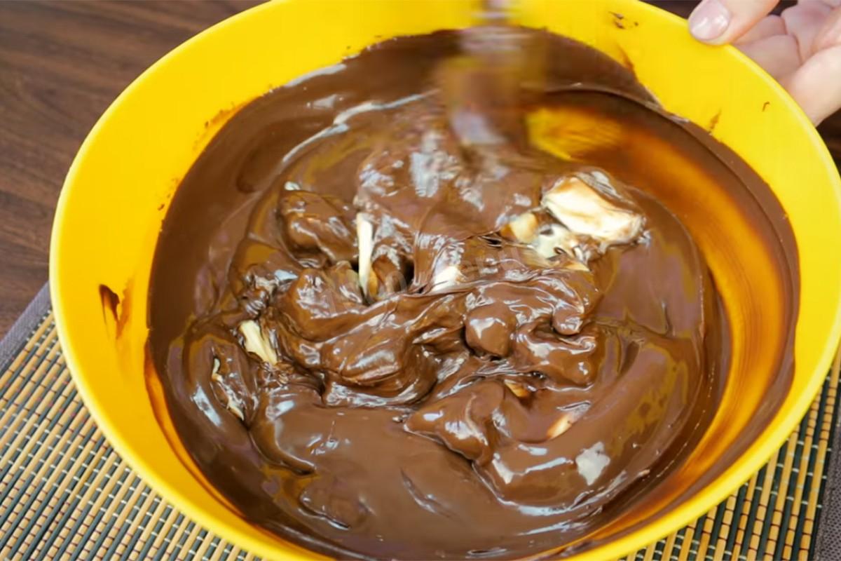 Шаг 18 приготовления Торт Подушка с короной из мастики