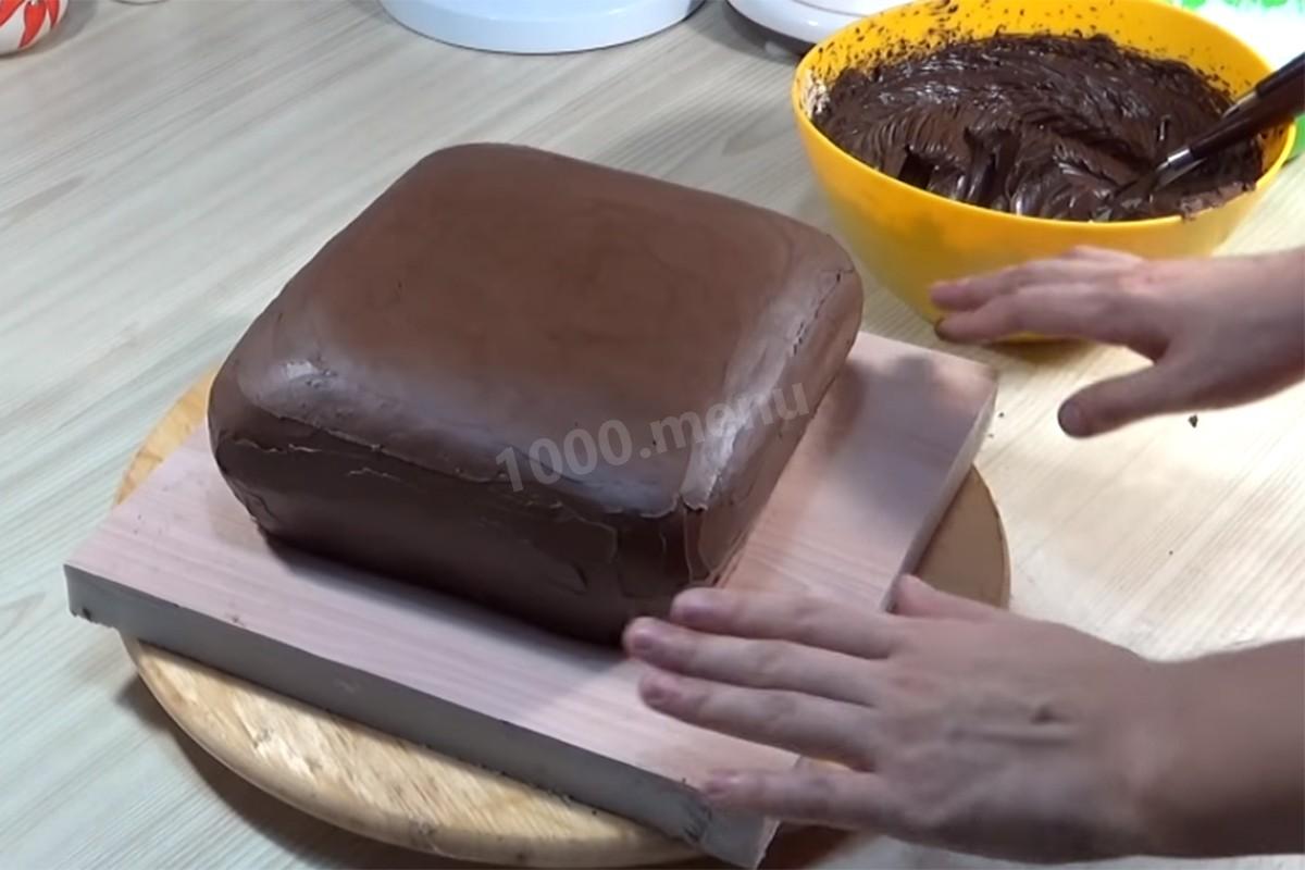 Шаг 22 приготовления Торт Подушка с короной из мастики