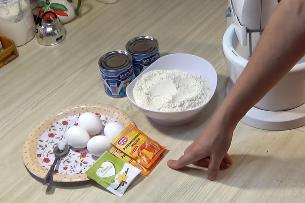 Шаг 25 приготовления Торт Подушка с короной из мастики