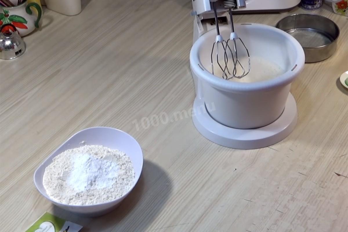 Шаг 28 приготовления Торт Подушка с короной из мастики