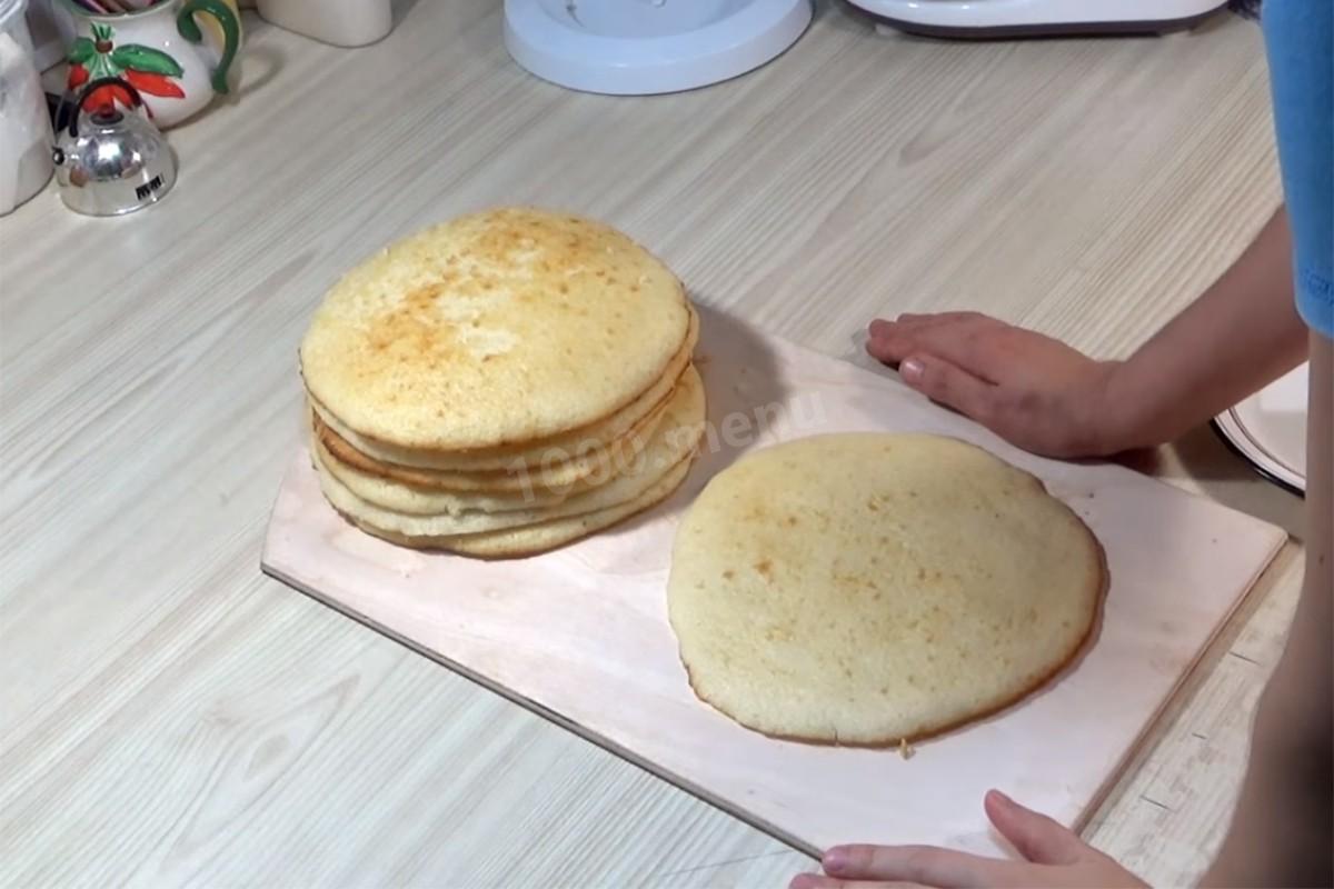 Шаг 37 приготовления Торт Подушка с короной из мастики