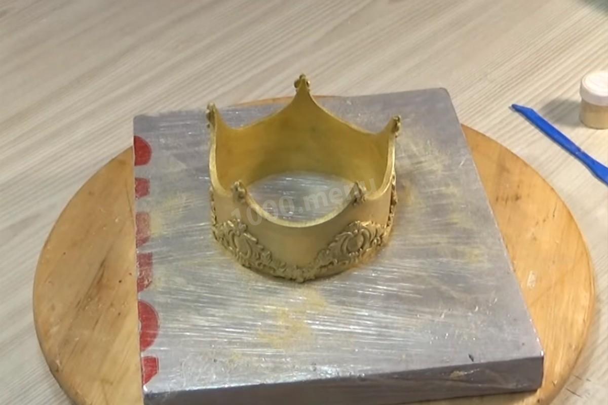 Шаг 67 приготовления Торт Подушка с короной из мастики