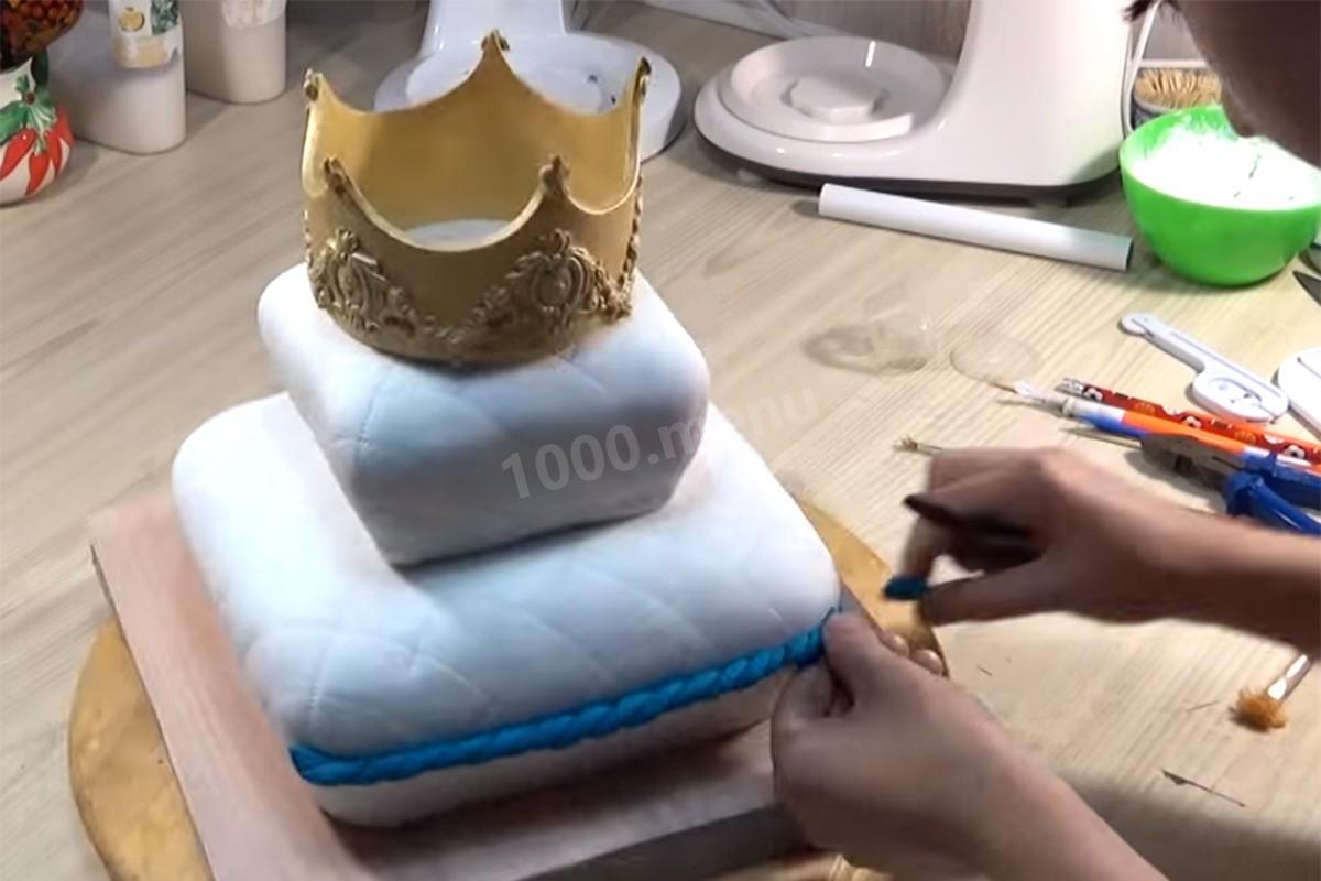 Шаг 69 приготовления Торт Подушка с короной из мастики